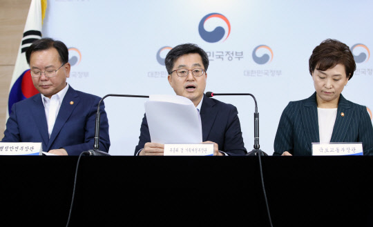 김동연 경제부총리 겸 기획재정부 장관(가운데)과 김부겸 행정안전부 장관, 김현미 국토교통부 장관이 6일 오전 서울 종로구 정부서울청사에서 권고안 대비 다주택자 중과 등 종합부동산세 개편안 브리핑을 하고 있다. 연합뉴스